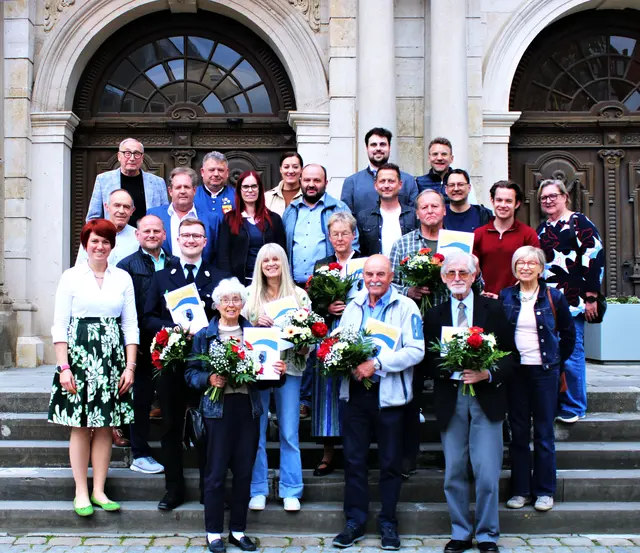 Lauingens 1. Bürgermeisterin Katja Müller (links vorne) mit den für ihr Ehrenamt Geehrten 2026 der Stadt Lauingen (vordere Reihen, von links): Daniel Böhm (in Vertretung von Stephan Böhm), Margrid Esselbach, Sonja Thomas, Ingrid Philipp, Josef Schnitzler, Harald Böck und Otto Wagner. Es fehlen Arnold Reiter und Bernhard Ehrhart. Mit anwesend waren die Stadträtinnen und Stadträte Lauingens sowie Vorstände und Vereinsmitglieder