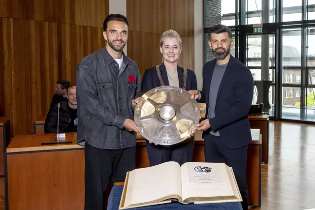 Trainer Miron Muslic und Kapitän Kenan Karaman tragen sich ins Goldene Buch ein | Foto: Stadt GELSENKIRCHEN