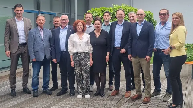 Die Mitglieder des Zweckverbands Interkommunales Gewerbegebiet mit ihrem Vorsitzendem Landrat Dr. Hans Reichhart und der Geschäftsführerin Andrea Hofmann.  | Foto: Angela Brenner / Landratsamt Günzburg 