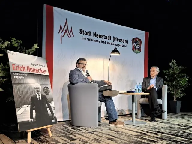 Der Bürgermeister der Stadt BNeustadt/Hessen (li.) im Gespräch mit dem Journalisten und Buchautor Norbert F. Pötzl | Foto: Stadt Neustadt/Hessen