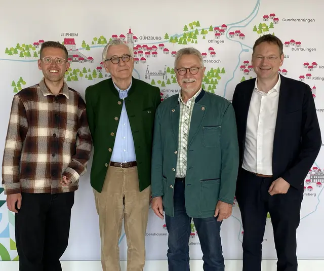 Maximilian Goßner (Leiter der unteren Jagdbehörde), die Jagdberater Engelbert Steinle und Werner Blaha und Landrat Hans Reichhart.  | Foto: Benjamin Sigmund / Landratsamt Günzburg