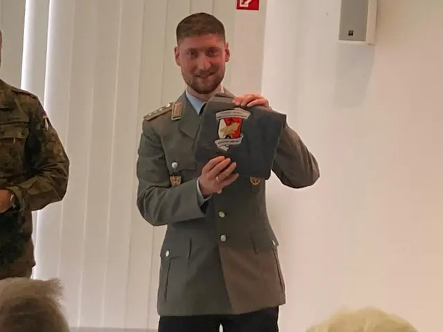 Zum Abschluß erhielt Hauptmann Jost ein Handtuch mit Wappen des Förderverein Stab DSK e.V.  | Foto: Förderverein DSK