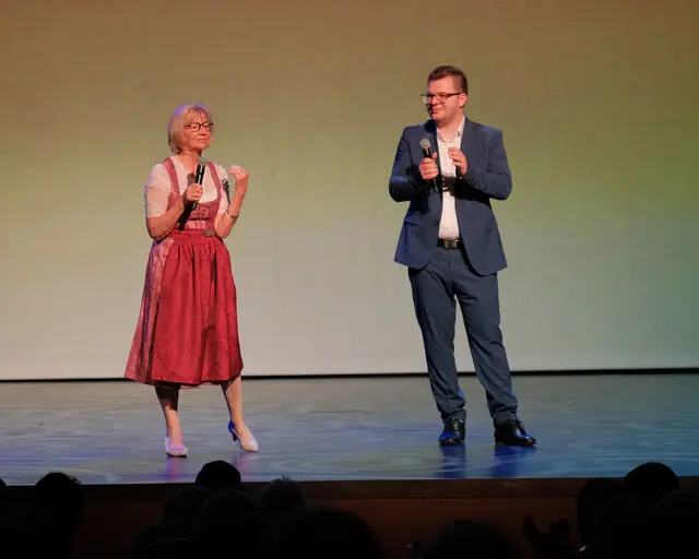Sebastian Pfiffner moderierte und Christine von Bötticher organisierte den Bunten Nachmittag. | Foto: Stadt Gersthofen (Stefan Krug)