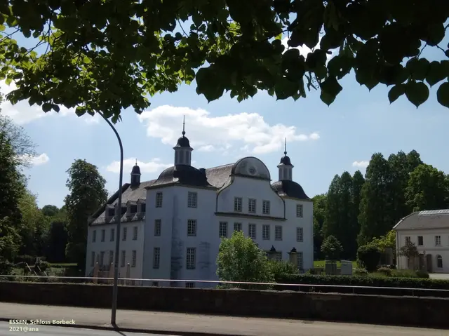 ...von der Straße aus ...