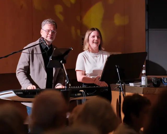 Robert Kraus und Martina Weislein präsentierten bekannte Lieder zum Mitsingen. | Foto: Stadt Gersthofen (Stefan Krug)