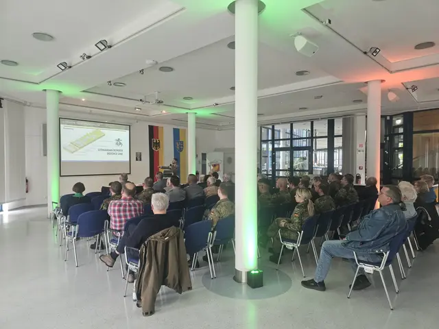 Im Vortragsraum der Stadthalle in Stadtallendorf verfolgte ein interessiertes Publikum den Vortrag und die anschließende Diskussion.