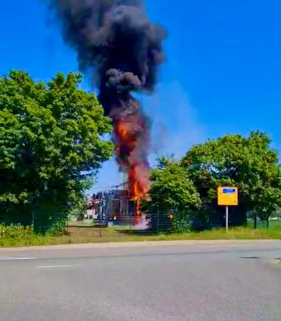 Bilder Feuerwehr Dingden /  Trafobrand in Dingden: Großeinsatz der Feuerwehr - Rauchwolke weithin sichtbar