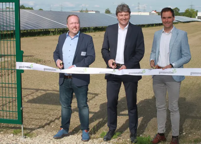 Mit einem symbolischen Scherenschnitt gaben Markus Buortesch, Michael Higl und Anton Gerblinger den neuen Solarpark zur Inbetriebnahme frei. | Foto: Peter Heider