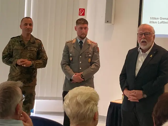 In einer lebhaften Diskussion gab Hauptmann Maximilian Jost noch weitere Informationen zu der Bedrohungslage im Baltikum | Foto: Förderverein DSK
