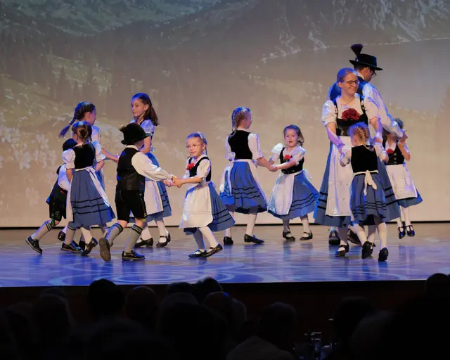 Der Heimat- und Volkstrachtenverein Gersthofen kam mit den Kleinsten zum Seniorennachmittag. | Foto: Stadt Gersthofen (Stefan Krug)