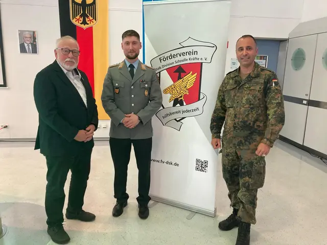 Das Team, das den Vortragsabend zum Thema Litauen gestaltet hat: Von links nach rechts: Herbert Köller (Vorsitzender des Heimat- und Geschichtsverein), Hauptmann Maximilian Jost (Referent), Hauptmann der Reserve Dr. Marcello Camerin (stellv. Vorsitzender des Förderverein Stab DSK in Stadtallendorf) | Foto: Förderverein DSK