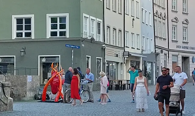 Suchbild mit Skulptur: am Pfingstsonntag in der Landsberger Ludwigstraße | Foto: Archiv des Vereins „TagundnachtLL e. V.“