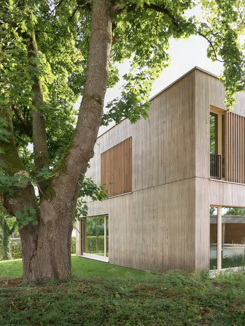 Der Neubau des Palliativdienstes Mittelschwaben von außen: Viel Grün und eine die Umgebung kaum belastende Bauzeit verdienen unter anderem den Architekturpreis des Bezirks Schwaben. | Foto: Kristie Meyer