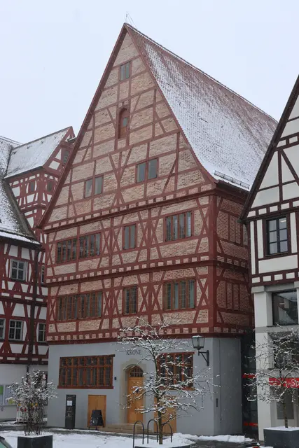 Denkmalpflegerisch saniert und undotiert ausgezeichnet mit dem Denkmalpreis des Bezirks Schwaben: Das Hotel Krone der Stadt Oettingen. | Foto: Silke Plösch