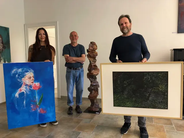 Foto: Isabelle Ott mit "Blütenzauber", Jochen Rüth neben seinem Werk "Schichtung" und Marc Rogat zeigt "Im Garten".