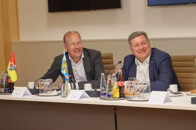Landrat Martin Sailer (links) und Christian Bernreiter, Staatsminister für Wohnen, Bau und Verkehr, setzen sich weiter für die Reaktivierung der Staudenbahn ein. | Foto: Landkreis Augsburg