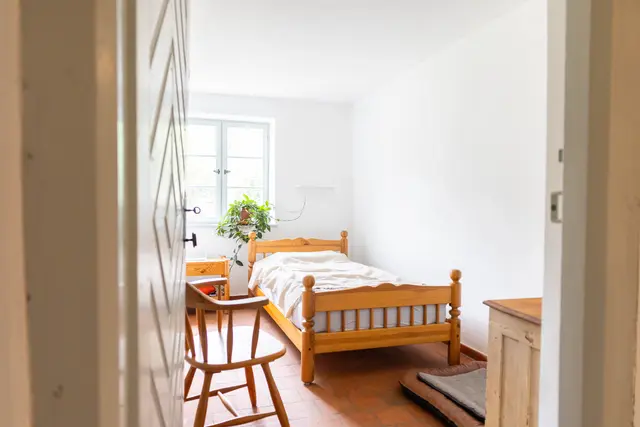 Mit dem Denkmalpreis des Bezirks Schwaben ausgezeichnet: Das behutsam sanierte Kuratenhaus in Boos-Reichau. | Foto: Tobias Atzkern / coredia - Medienproduktion GmbH