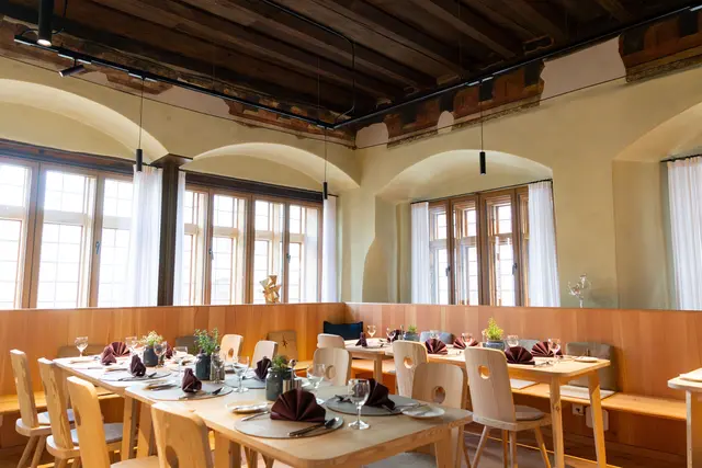 Denkmalpflegerisch saniert und undotiert ausgezeichnet mit dem Denkmalpreis des Bezirks Schwaben: Das Hotel Krone der Stadt Oettingen. | Foto: Tobias Atzkern / coredia - Medienproduktion GmbH