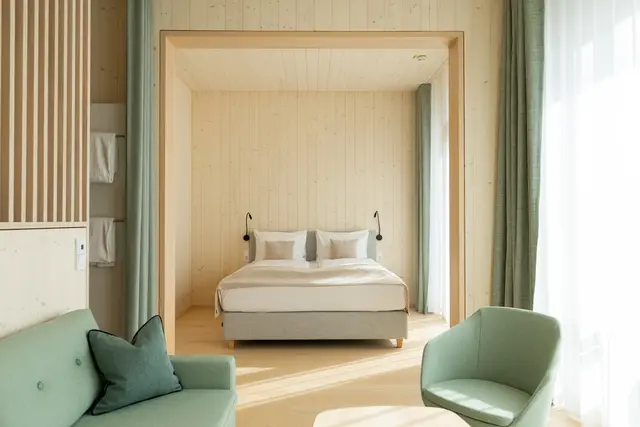 Denkmalpflegerisch saniert und undotiert ausgezeichnet mit dem Denkmalpreis des Bezirks Schwaben: Das Hotel Krone der Stadt Oettingen. | Foto: Tobias Atzkern / coredia - Medienproduktion GmbH