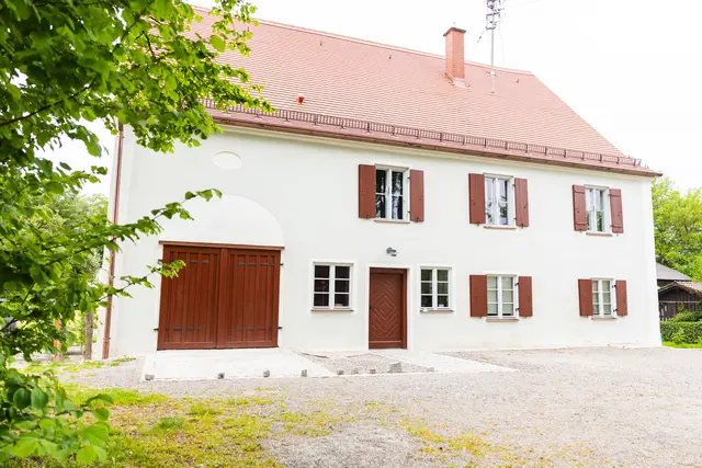 Mit dem Denkmalpreis des Bezirks Schwaben ausgezeichnet: Das behutsam sanierte Kuratenhaus in Boos-Reichau. | Foto: Tobias Atzkern / coredia - Medienproduktion GmbH