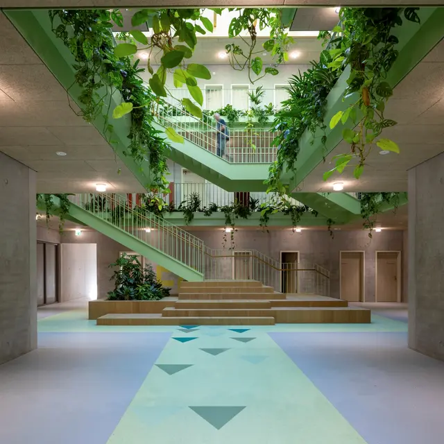 Die Aula der Grundschule Senden lädt ein zum gemeinsamen Mit-einander. Besonders lobenswert laut Jury: Die Orientierung geben-de Architektur. | Foto: © JAKOB architekt · ingenieur PartGmbB Foto: Georg Drexel