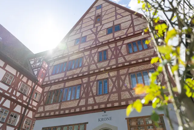 Denkmalpflegerisch saniert und undotiert ausgezeichnet mit dem Denkmalpreis des Bezirks Schwaben: Das Hotel Krone der Stadt Oettingen. | Foto: Tobias Atzkern / coredia - Medienproduktion GmbH