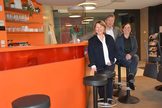 Erster Bürgermeister Richard Greiner (m.) und Sabine Landau, Geschäftsführerin KJR Augsburg-Land (l.) mit Melanie Zacher, pädagogische Gesamtleitung KJR Augsburg-Land, freuen sich im Café des Stereotons über den Vertragsabschluss.