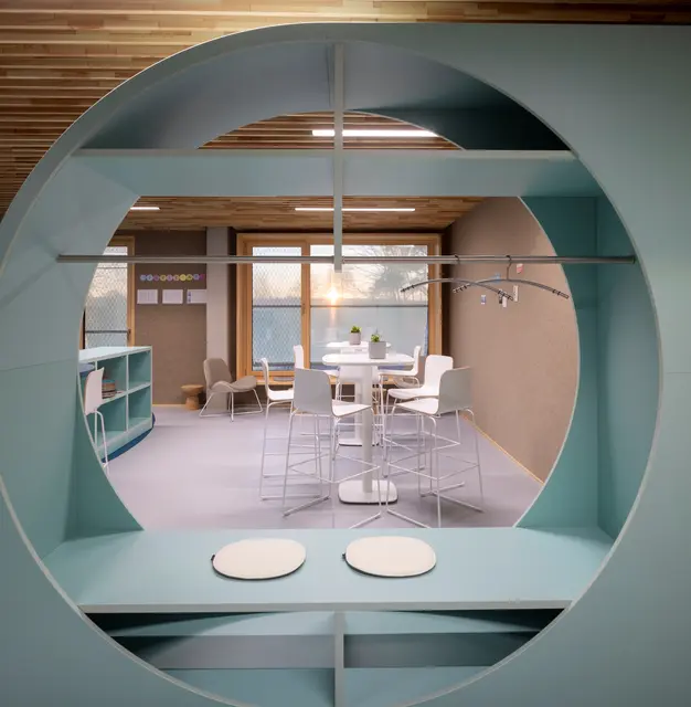 Gemeinsam Lernen, mittags gemeinsam essen: In der Grundschule Senden, die nun mit dem Architekturpreis des Bezirks Schwaben ausgezeichnet wurde. | Foto: © JAKOB architekt · ingenieur PartGmbB Foto: Georg Drexel