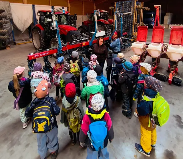 Foto: Die Nordendorfer "Schmutterzwerge" besuchten den Bio-Bauernhof Hausmann in Ehingen. (Foto: Kita Nordendorf)