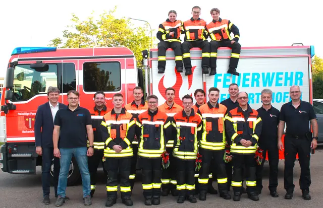 Erfolgreiche Prüflinge, Prüfer und Gäste bei der Leistungsprüfung der Herbertshofner Wehr: Vroni Eberle, Valentin Eberle, Jonathan Graf (auf dem Fahrzeugdach von links) sowie (stehend von links) Bürgermeister Michael Higl, Kommandant Wolfgang Wagenknecht, Moritz Nußbauer, Linus Eser, Markus Sindl, Christine Eberle, Philipp Sentpaul, Tim Henkelmann, Leon Schütze, Felix Eckerl, Schiedsrichter Gregor Wie-demann, Wolfgang Eberle, Schiedsrichter Gottfried Reiter und Kreisbrandmeister Bernd Schreiter. | Foto: Peter Heider