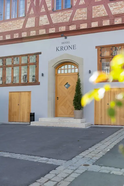 Denkmalpflegerisch saniert und undotiert ausgezeichnet mit dem Denkmalpreis des Bezirks Schwaben: Das Hotel Krone der Stadt Oettingen. | Foto: Tobias Atzkern / coredia - Medienproduktion GmbH