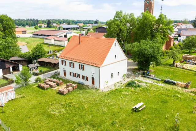 Mit dem Denkmalpreis des Bezirks Schwaben ausgezeichnet: Das behutsam sanierte Kuratenhaus in Boos-Reichau. | Foto: Tobias Atzkern / coredia - Medienproduktion GmbH