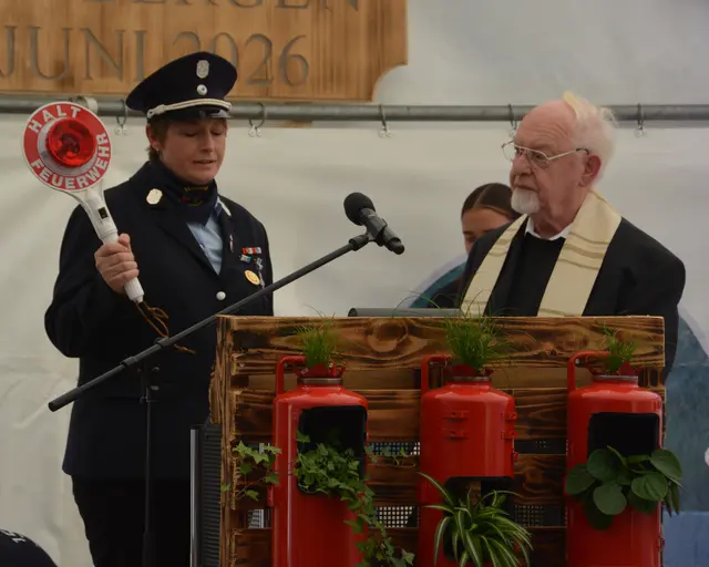 Silvia Gründler, 2. Kommandantin, präsentiert mit Pater Siegfried Hutt verschiedene Dinge des Feuerwehralltags.

 | Foto: Stadt Gersthofen (Kai Schwarz)