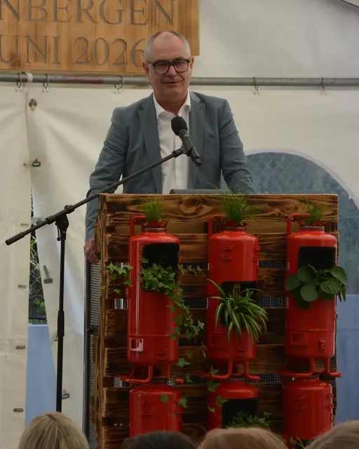 Michael Wörle, ehemaliger Bürgermeister, zeigte den langen Weg auf, den der Bau des Feuerwehhauses in Edenbergen bis zur Einweihung bestreiten musste. | Foto: Stadt Gersthofen (Kai Schwarz)