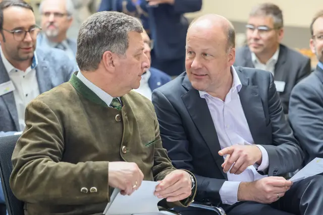 Landrat Martin Sailer (rechts) und Staatsminister Christian Bernreiter wollen sich für eine verlässlichere Information der Fahrgäste einsetzen | Foto: Bildquelle: Carola Kirasic)