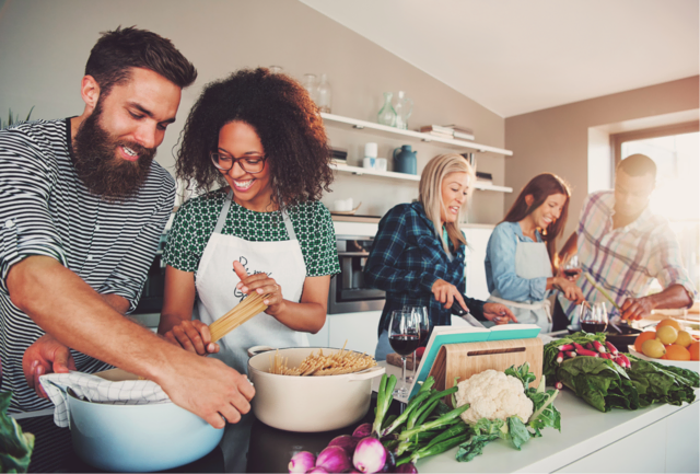 Gemeinsam kochen :) | Foto: Von: Flamingo Images Quelle: Adobe Stock  Asset-ID-Nr.: 140288274