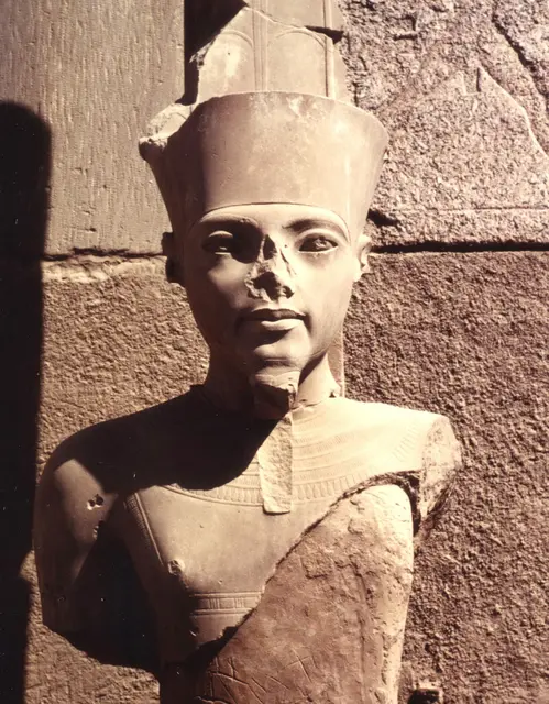 Sein Sohn Tutanchamun machte zu seiner Regierungszeit alles wieder rückgängig.  Am Karnaktepel in Theben ließ er diese Statue des Sonnengotts Amun Re aufstellen. | Foto: Kurt Wolter