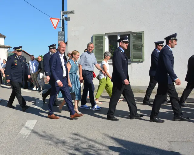 Die Festgäste gingen vom Kriegerdenkmal zum neuen Feuerwehrhaust. In der Mitte Landrat Martin Sailer, Susanne Olita, Erste Bürgermeisterin, Stefan Buck, Zweiter Bürgermeister, und Brigitte Grohmann, Dritte Bürgermeisterin. | Foto: Stadt Gersthofen (Kai Schwarz)