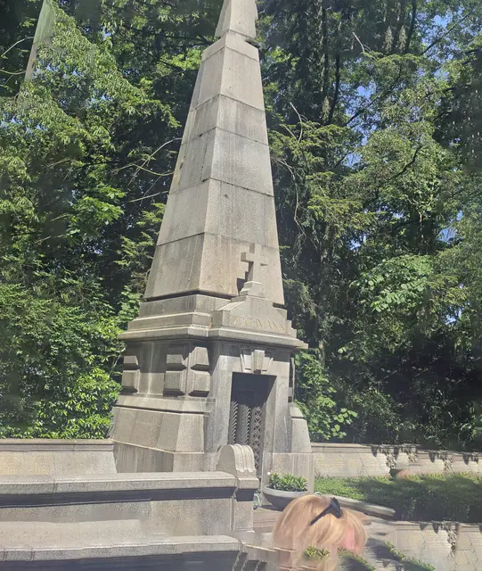 Die monumentale Grabstätte der Bankiersfamilie Deichmann.