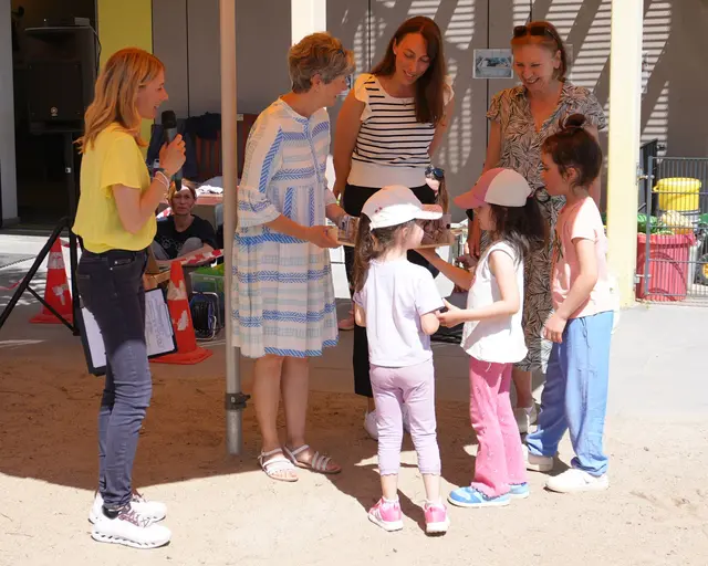 Kinder des Kinderhauses am Ballonstartplatz überreichen als Dankeschön eine selbstgestaltete Kiste mit Bildern der neuen Spiellandschaft an Brigitte Grohmann, Dritte Bürgermeisterin, Christina Kessel, Sachgebietsleiterin KJS, und Gertrud Baumann, Facility- u. Gebäudemanagement. Von Links: Susanne Mielke, Leitung Kinderhaus und Conti am Ballonstartplatz.  | Foto: Stadt Gersthofen (Kai Schwarz)