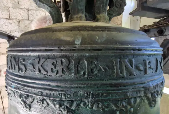 Glocke aus der alten Kirche von Breidenstein - Inschrift:
AUS DEM FEUER FLOS ICH HANS KERLE IN F. F. (Frankfurt)
GOS MICH 1600.