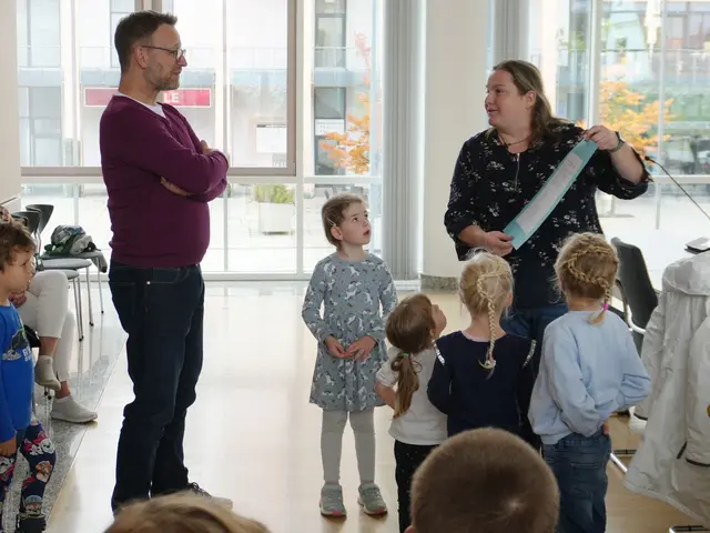 Bereits im Oktober 2025 präsentierten Susanne Mielke, Leitung Kinderhaus und Conti am Ballonstartplatz, und Alexandra Rehberger (st. Leitung) mit mehreren Kindern Stadtbaumeister Markus Naß im Rathaus ihre Wünsche für die neue Spiellandschaft. | Foto: Stadt Gersthofen (Kai Schwarz)