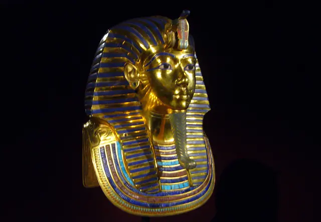 Ist es das schönste Fundstück der gesamten Archäologie? Die ebenfalls aus Gold bestehende Totenmaske, die mit Lapislazuli verziert ist. Sie zeigt den toten Pharao, der mit seinem Tod mit Osiris einswurde.   | Foto: Kurt Wolter