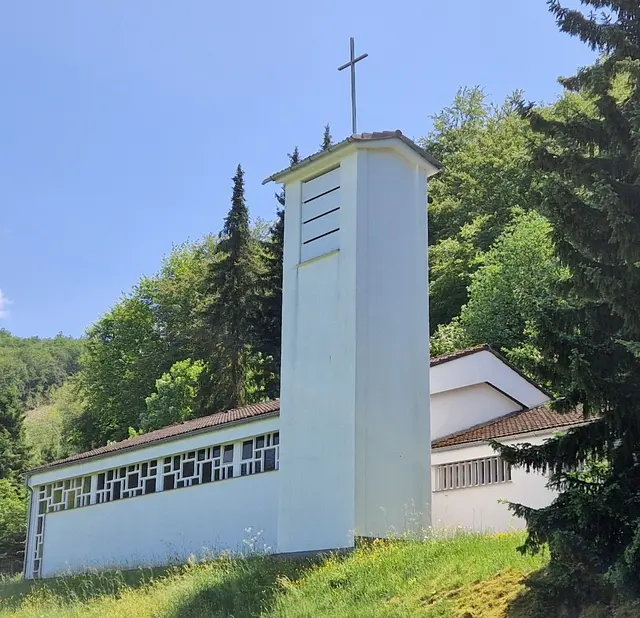 Friedhofskapelle Breidenstein mit seinem Glockenturm