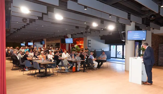 Knapp 200 Prüferinnen und Prüfer folgten der Einladung der HWK Schwaben in die WWK-Arena. | Foto: Sascha Schneider, HWK Schwaben
