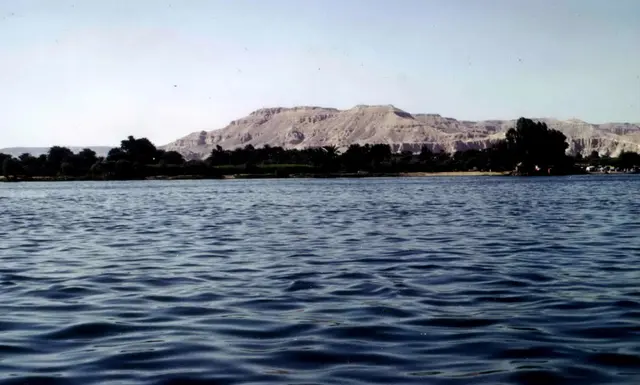 Mehr Sicherheit für die Grabstätten versprach man sich in Theben. Von Luxor geht der Blick über den Nil auf das neue Totenreich im Westen.  | Foto: Kurt Wolter