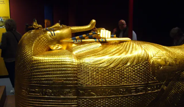 In den vier vergoldeten Schreinen befanden sich drei ebenfalls ineinandergeschachtelte Sarkophage. Sie sind so geformt, wie man sich die Verkörperung des Gottes Osiris, der auch für die Ewigkeit steht, in Menschgestalt vorstellte.  | Foto: Kurt Wolter