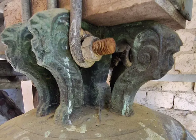Glockenkrone der Glocke aus der alten Kirche von Breidenstein - Inschrift:
AUS DEM FEUER FLOS ICH HANS KERLE IN F. F. (Frankfurt)
GOS MICH 1600.