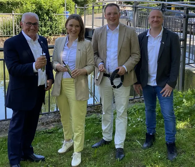 Ferdinand Munk, Blaulicht- und Katastrophenschutzbeauftragter im Landkreis Günzburg, Landtagsabgeordnete Jenny Schack, Krumbachs Bürgermeister Florian Kaida und Daniel Kramer vom Landratsamt Günzburg stellten Pläne für den Hochwasserschutz im Landkreis vor.   | Foto: Benjamin Sigmund / Landratsamt Günzburg 