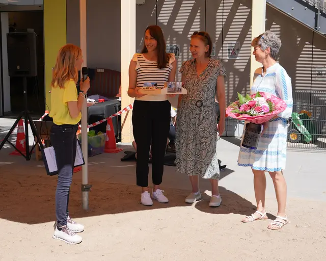 Brigitte Grohmann, Dritte Bürgermeisterin, bringt Blumen für Susanne Mielke, Leitung Kinderhaus und Conti am Ballonstartplatz, mit und freut sich gemeinsam mit Christina Kessel, Sachgebietsleiterin KJS, und Gertrud Baumann, Facility- u. Gebäudemanagement über die neue Spiellandschaft.  | Foto: Stadt Gersthofen (Kai Schwarz)